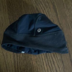 Lululemon hat with ponytail hole and reflective pieces